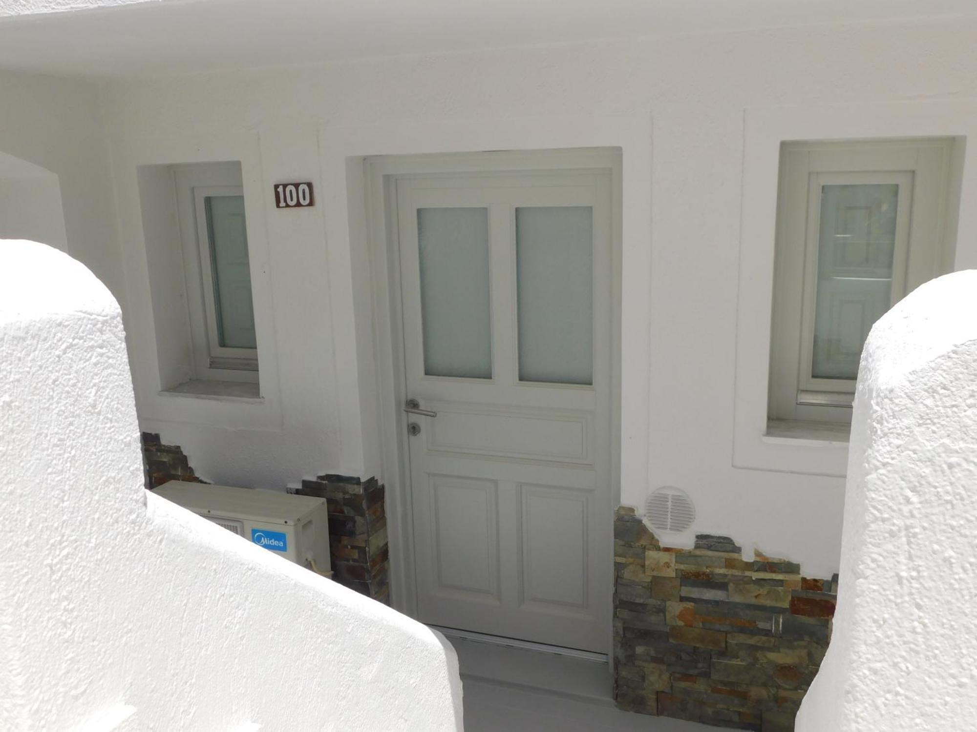 Happy Fish Rooms- Beachfront Perissa  Esterno foto